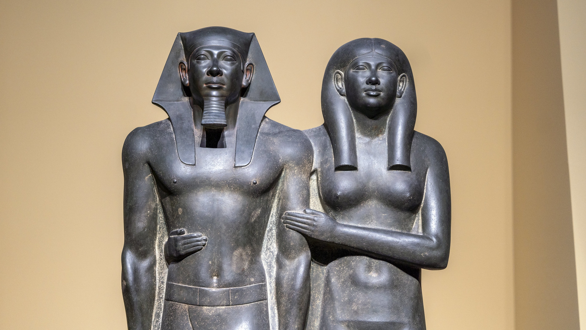 Alternate lighting on King Menkaure and queen sculpture